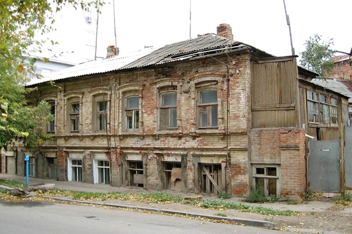 Показать дом по адресу. Старые здания Энгельса. Старые дома в городе. Обветшалое здание. Саратов ветхие здания.