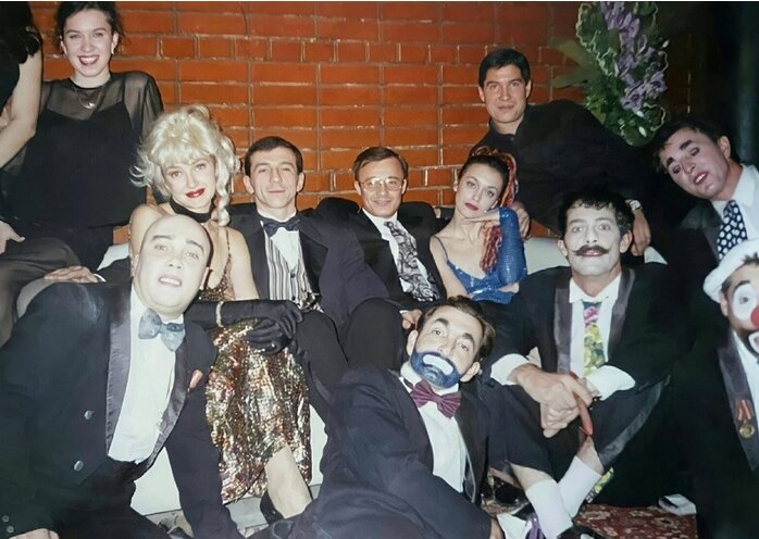 Представители казанской ОПГ с актёрами «Маски-Шоу». 
Москва, 1995 год.
