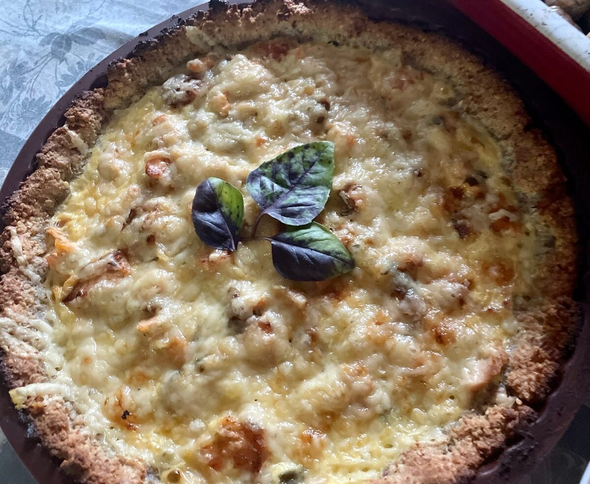 Кето-пирог (киш) с рыбой