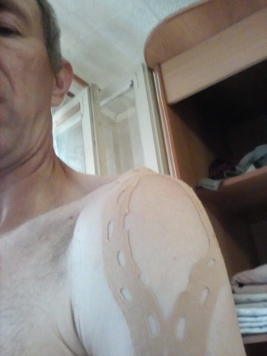 Сам себе помог избавился от боли в плече.