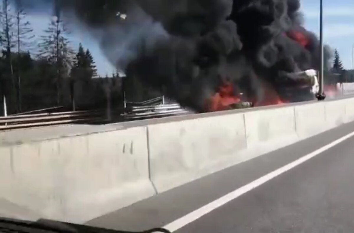 Утром 11 июля в Подмосковье на Центральной кольцевой дороге произошла авария — столкнулись грузовик, микроавтобус и легковой автомобиль. Все три машины сгорели, пострадал один человек. Как выглядело место аварии. 