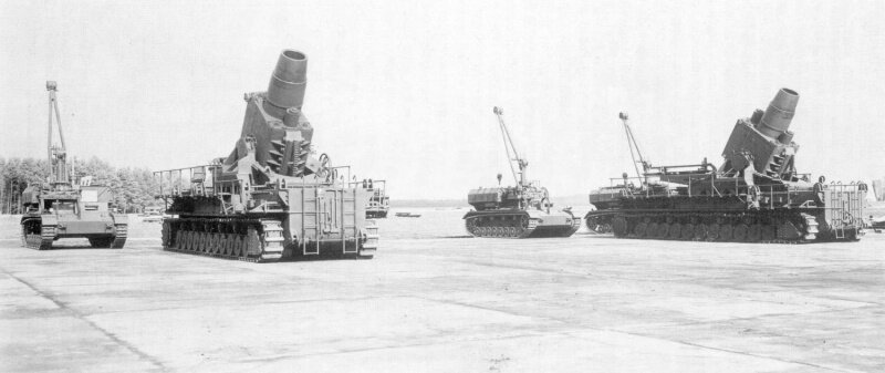 Немецкие тяжелые 600-мм самоходные мортиры «Карл» (Gerät 040, «установка 040»). Рядом стоят транспортеры боеприпасов Pz.Kpfw. IV Munitionsschlepper.