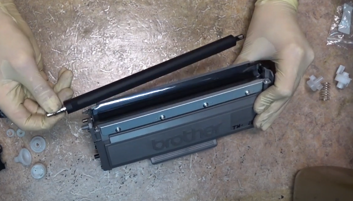 Вытаскиваем ролик проявки движением вправо