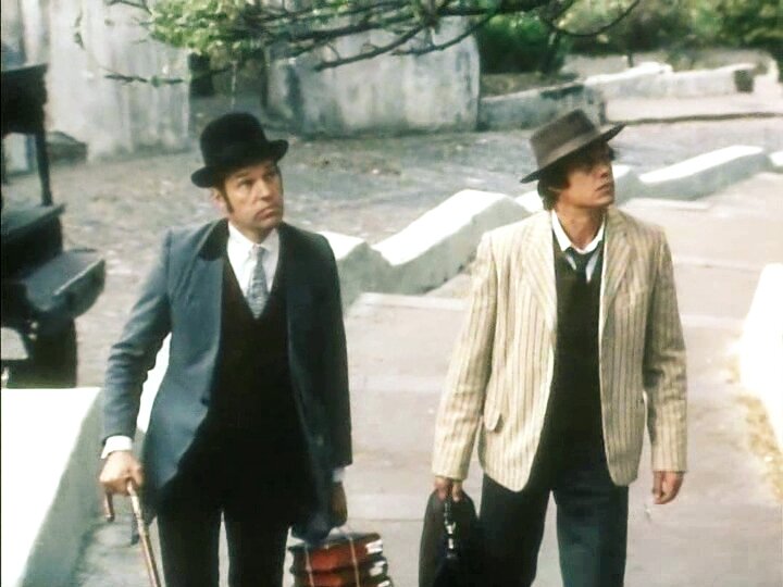 В статье все изображения - кадры из о/и фильма; источник - интернет.