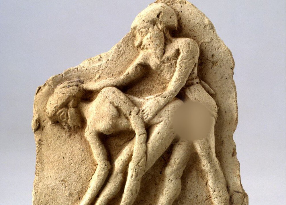 терракотовая табличка с изображением мужчины, проникающего в женщину сзади. Из Месопотамии, начало 2-го тысячелетия до н. э. (Музей Израиля).
