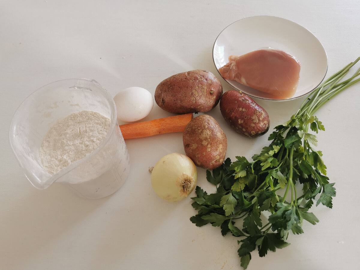 Ингредиенты: филе куриное 300 гр, картофель 300 гр, морковь 70 гр, лук 50 гр, зелень 10 гр, яйцо 1 шт , мука 50 гр, соль по вкусу