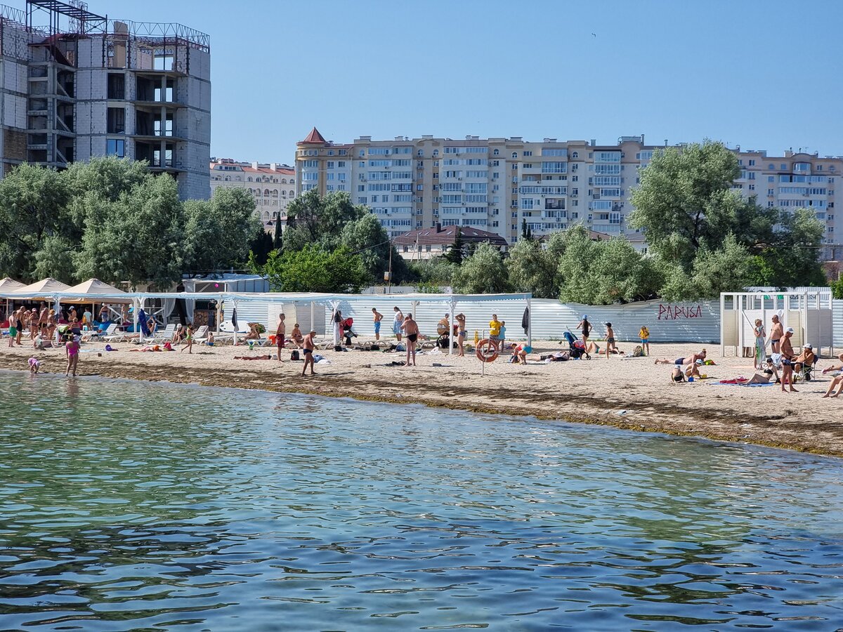 Если не знать, что это море, можно было бы сказать, что это любой город, где есть водоем. Типичные человейники кругом, обычные пляжи, ничего выдающегося, нет атмосферы истории и курорта