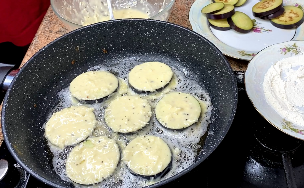 Кабачки и баклажаны, тушеные в сметане