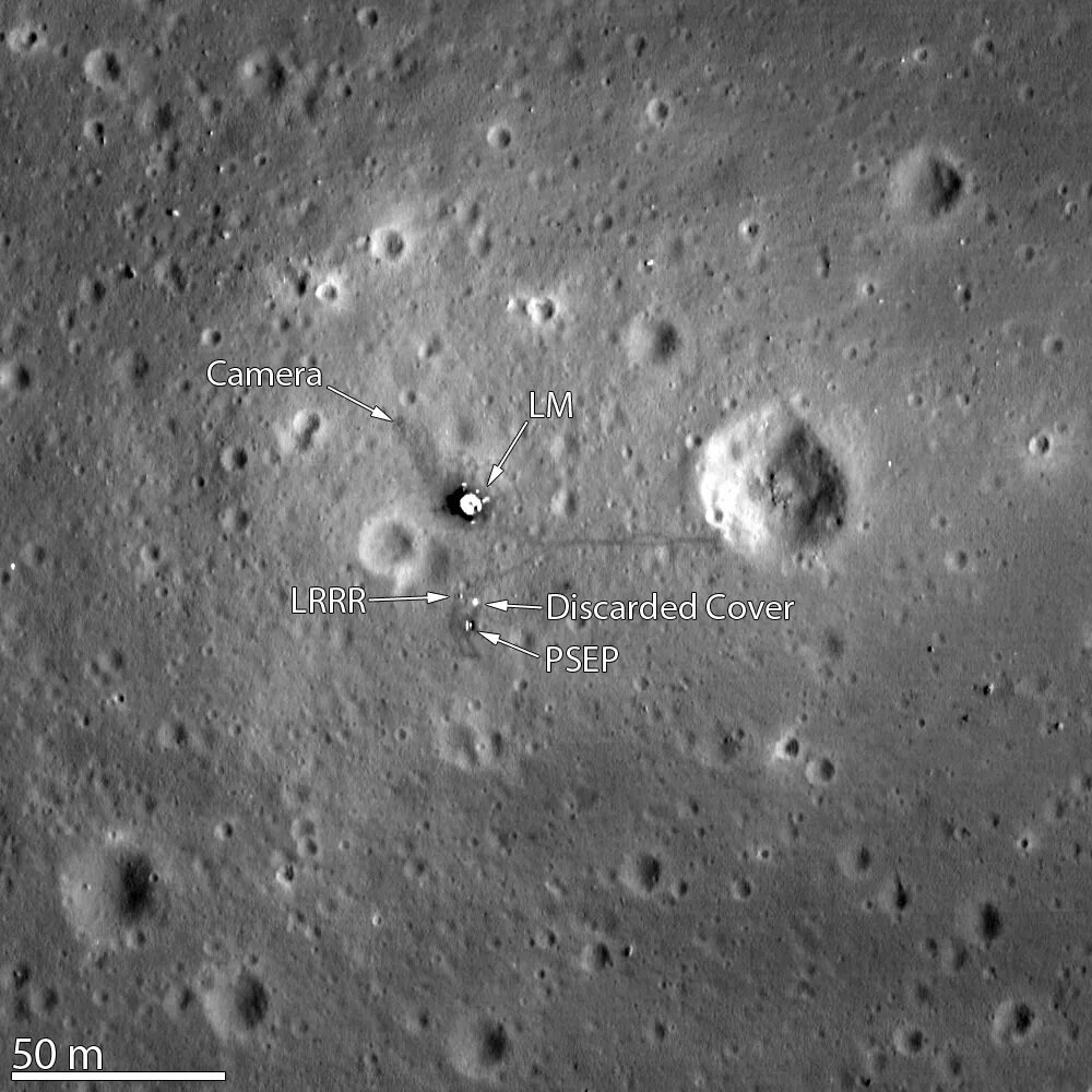 Камера Lunar Reconnaissance Orbiter сделала лучший снимок места посадки "Аполлона-11" на Луну. На снимке,  даже видны остатки исторических первых шагов Нила Армстронга и Базза Олдрина по поверхности вокруг Лунного модуля. (Фото предоставлено: NASA /GSFC/Университет штата Аризона)