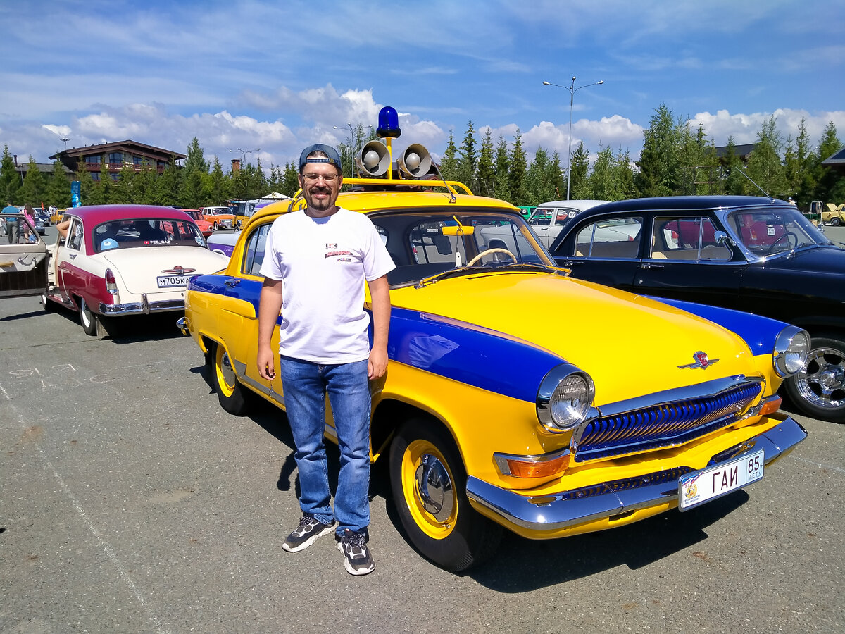 Ну, не мог не сфотографироваться с такой красотой. Отчасти для этого их привозят на фестиваль. 