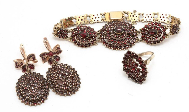 Чешское серебро-гарнитур с гранатами.Старинный гарнитур с природными гранатами, состоящий из кольца, браслета и сережек. Серебро покрытое позолотой с россыпью гранатов (фантазийной огранки) в крапановых и гладких кастах, украшенных мелкой насечкой по краю.