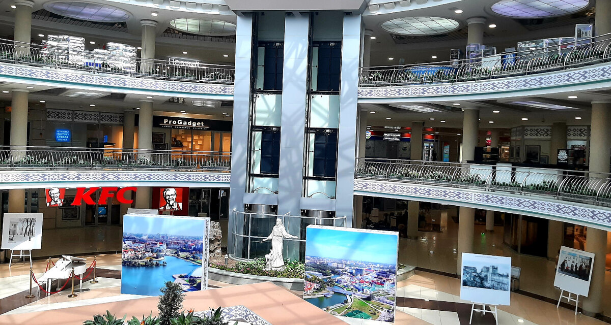 Фото автора. ТЦ "Столица" - подземный  торговый центр. Три уровня магазинов и паркинг.