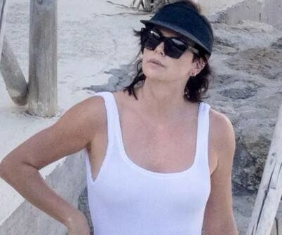     &laquo;Звезда загорает с голой грудью!&raquo;: Шарлиз Терон на пляже в Италии произвела фурор