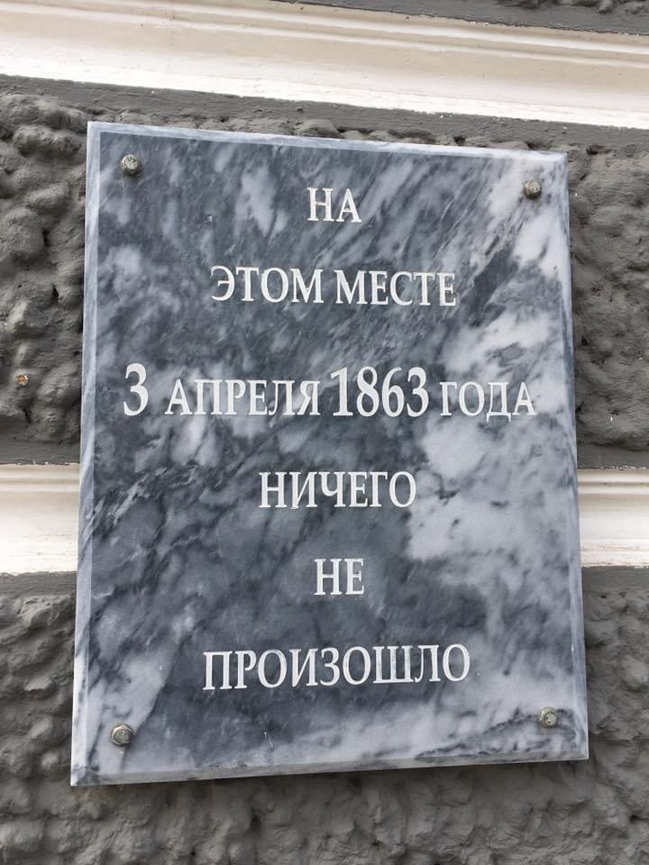 Это самая шедевральная вывеска, которую я встречала на фасаде дома. Автору Браво!