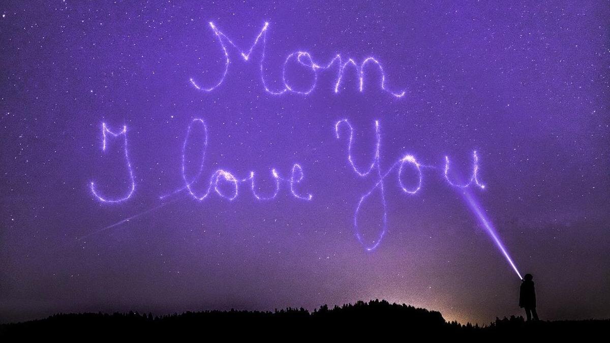    Слова поздравления, написанные лучом в небе:Pixabay