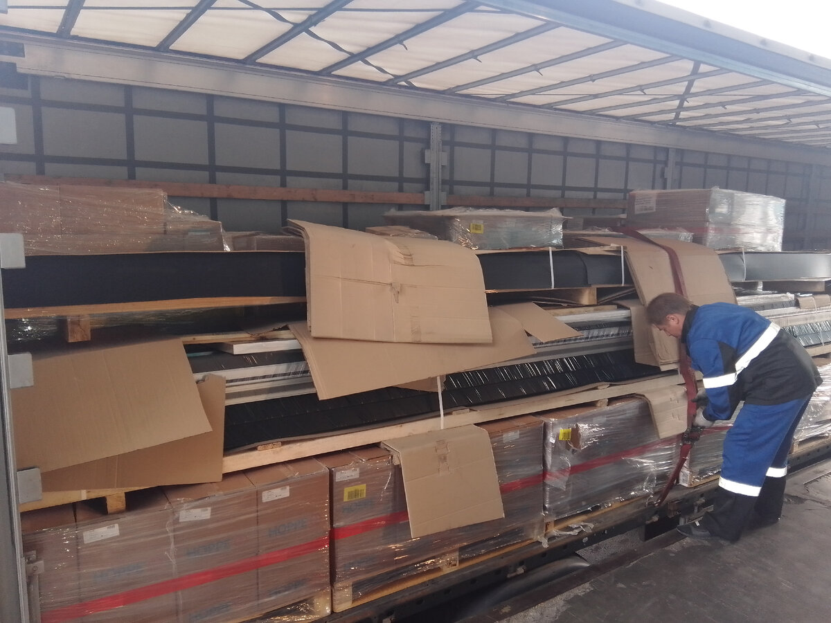 Это фото я сделал во время погрузки, это первая ось на тягаче примерно шесть с половиной тонн, везде всё прокладываем чтоб весь товар был целым.