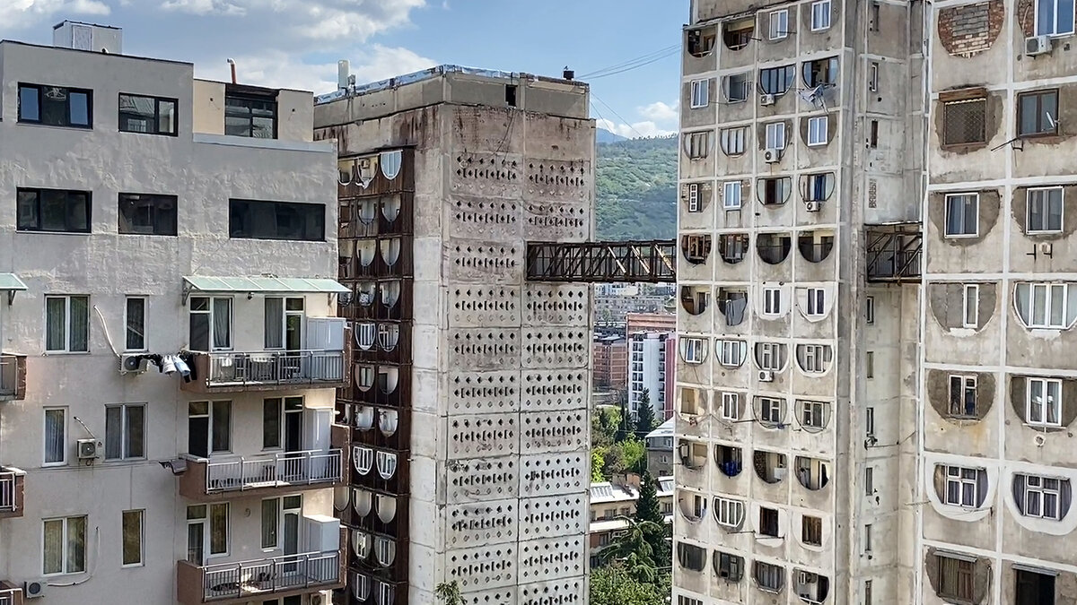 Наследие советских времен - дома с мостом. Плато Нуцубидзе в Тбилиси. |  РЕЦЕПТЫ хорошего отдыха | Дзен