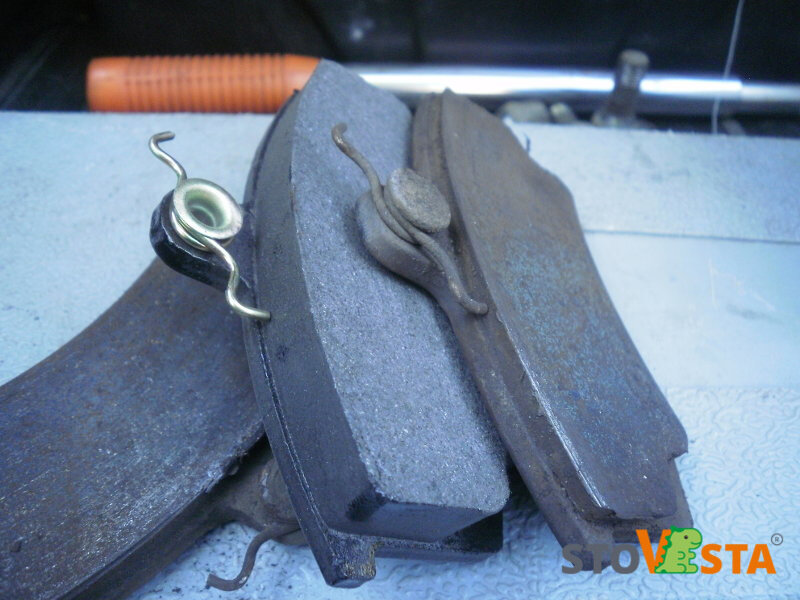 Сравнение новой (слева) и использованной (справа) тормозных колодок