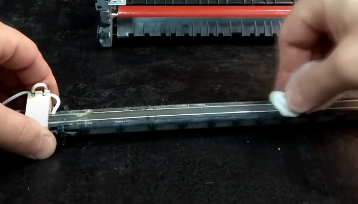 Фото 9. Очищаем термоэлемент ватой, смоченной в сервисной жидкости Inkmaster