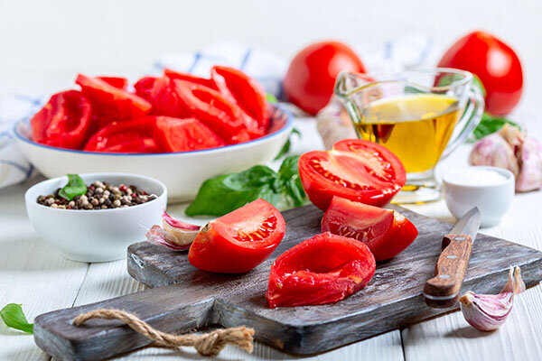 Продукты для приготовления неаполитанского соуса.