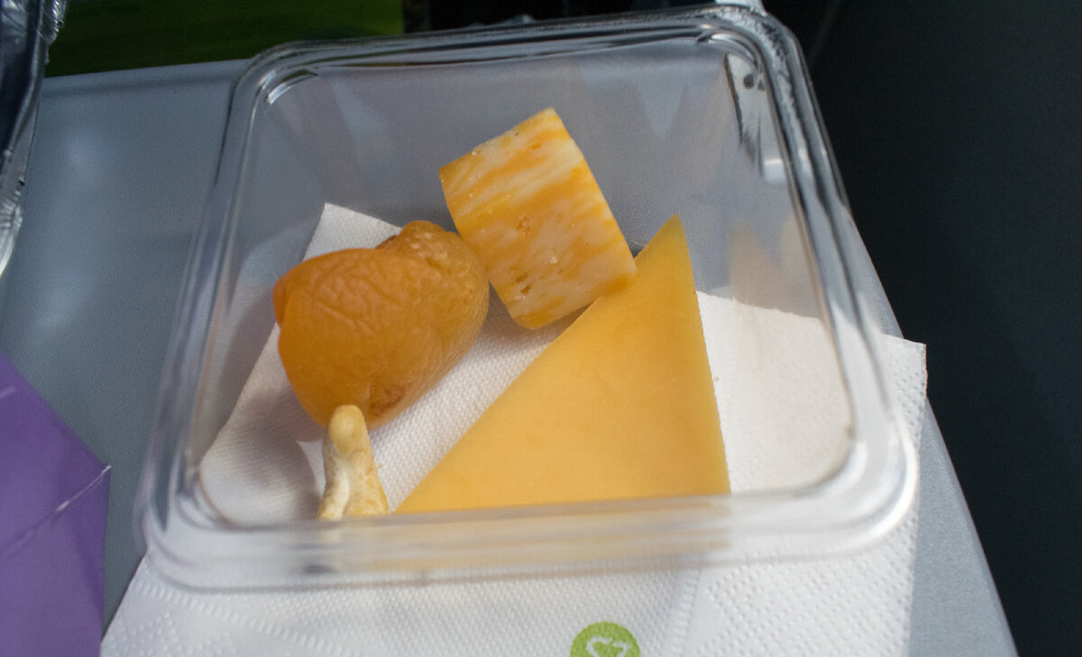 Закуска из мраморного сыра и сыра гауда с орешками и курагой