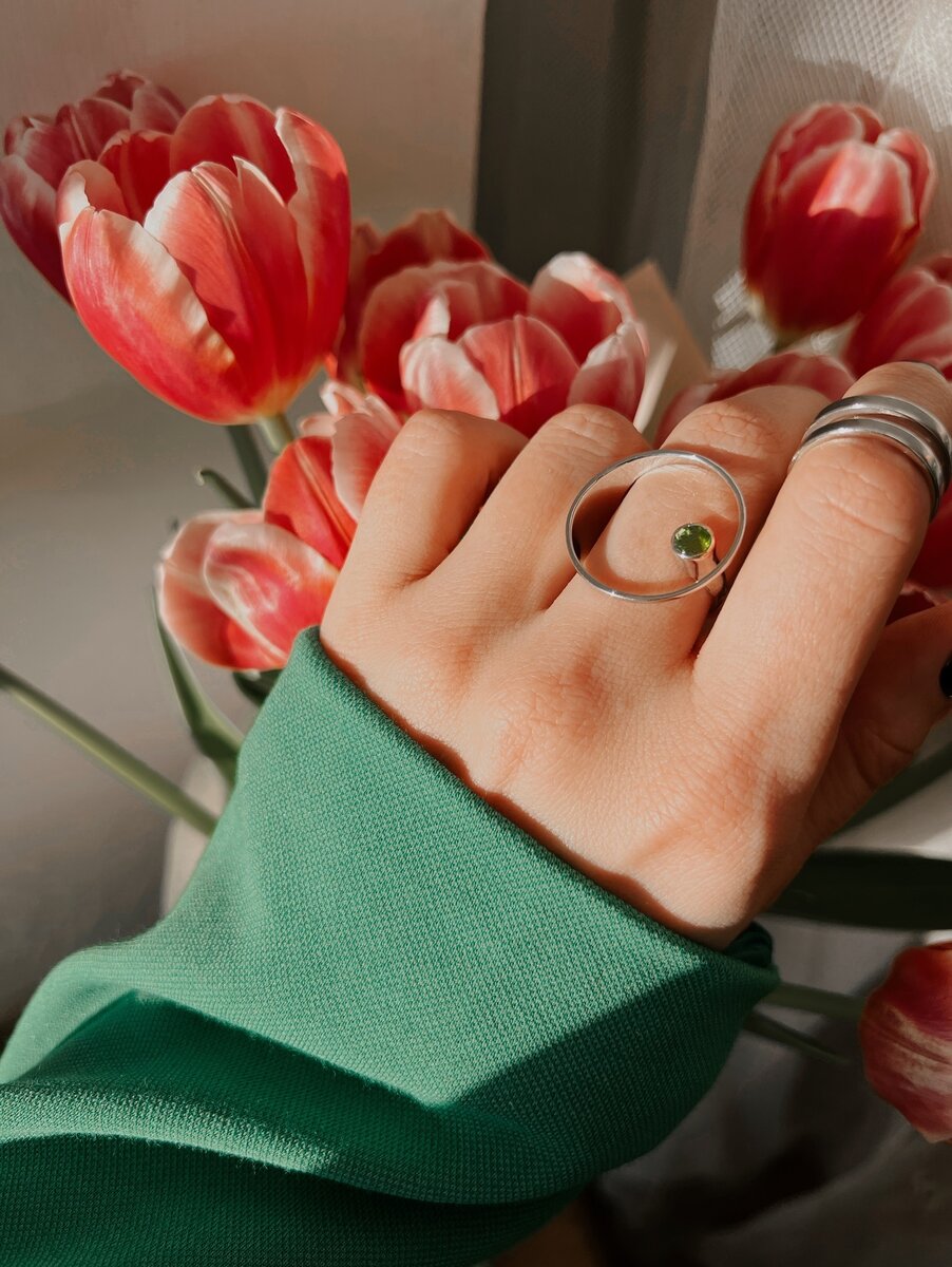 Серебряное кольцо круг с хризолитом