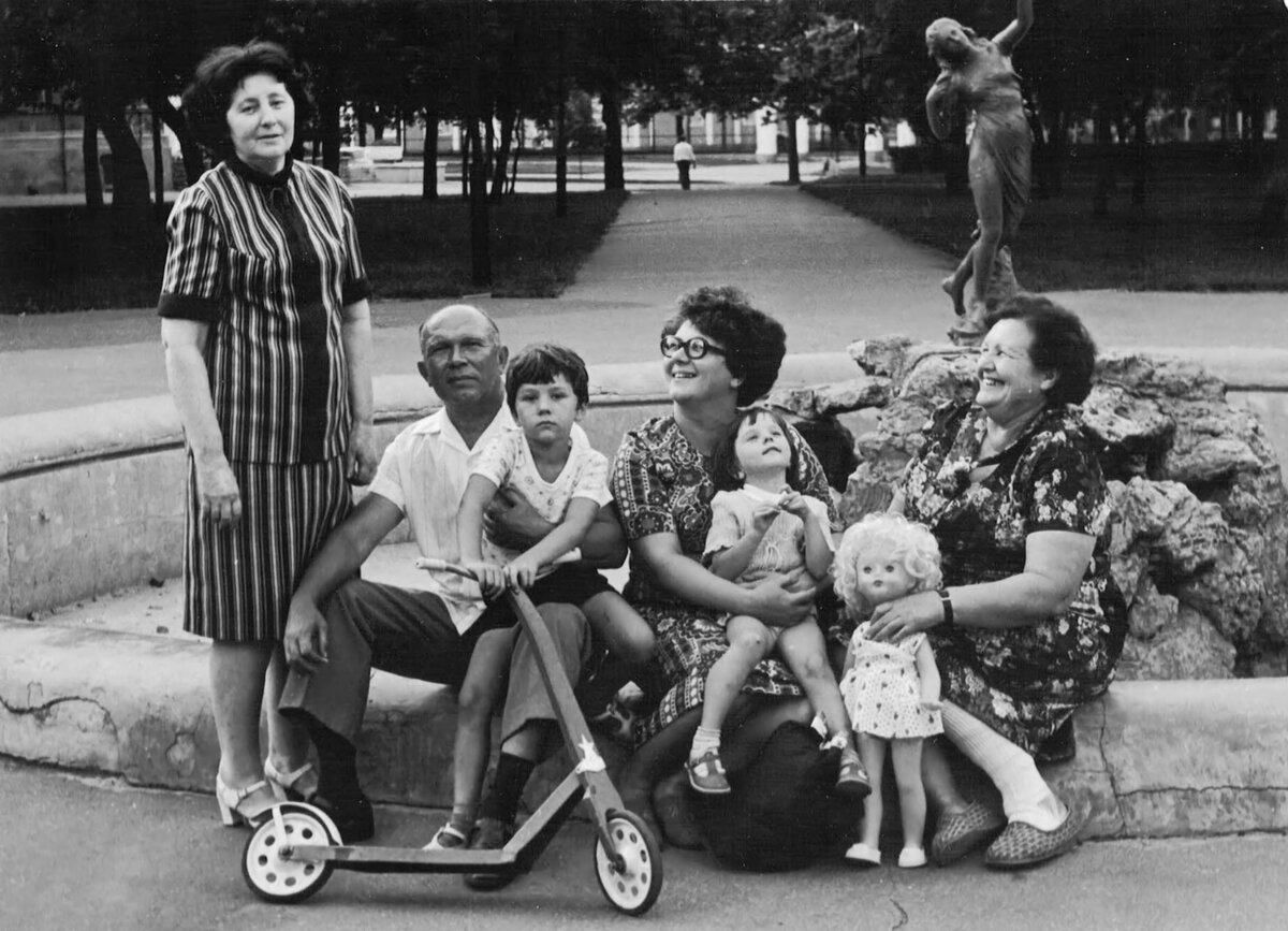 В советское время домашнее хозяйство вели женщины.