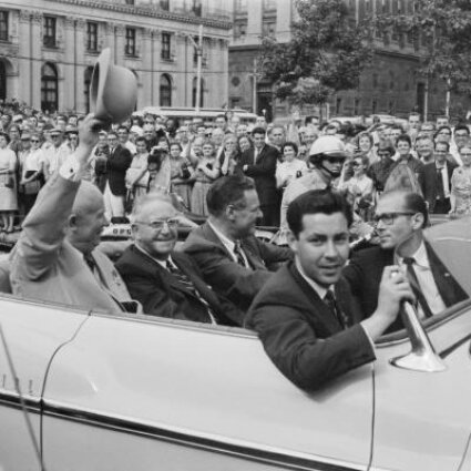    «Визит Никиты Хрущева в США. Первый секретарь ЦК КПСС Никита Хрущев приветствует американцев». Александр Устинов, 19–20 сентября 1959 года Фото: Ельцин Центр