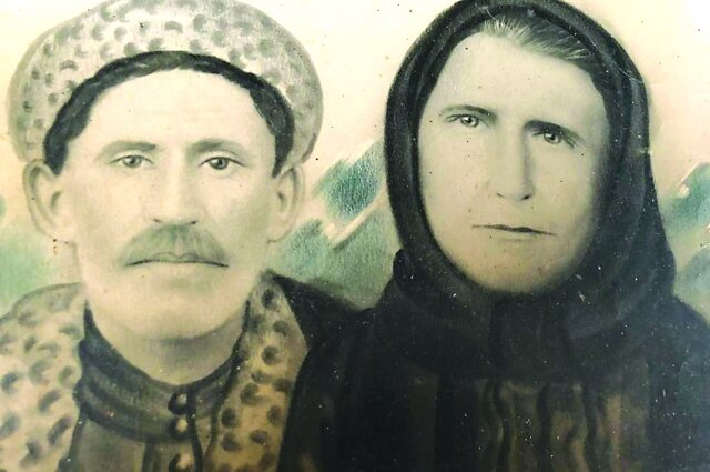 Магомет и Чабахан Мугу. Прапрадеда раскулачили в 1937 году и отправили в тюрьму, где он и умер. Прапрабабушка пережила его ненадолго. 