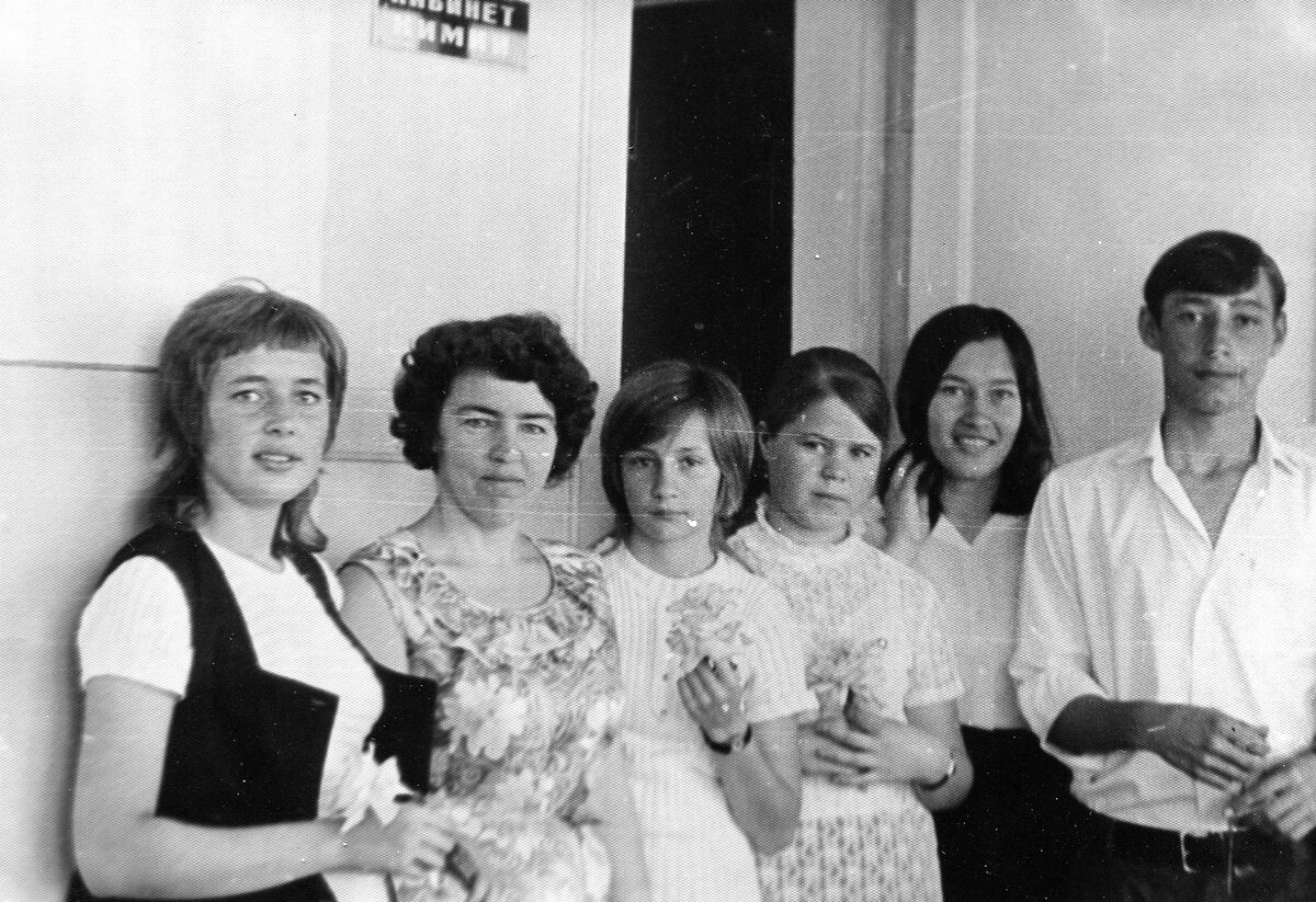 Н.Н. с учениками у кабинета химии.