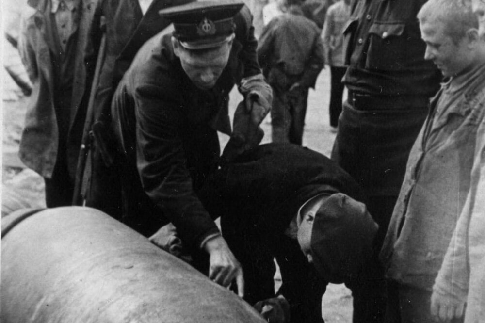    В годы Великой Отечественной войны специалисты гражданской обороны часто обезвреживали невзорвавшиеся авиабомбы. Фото: ГУ МЧС России по Мурманской области