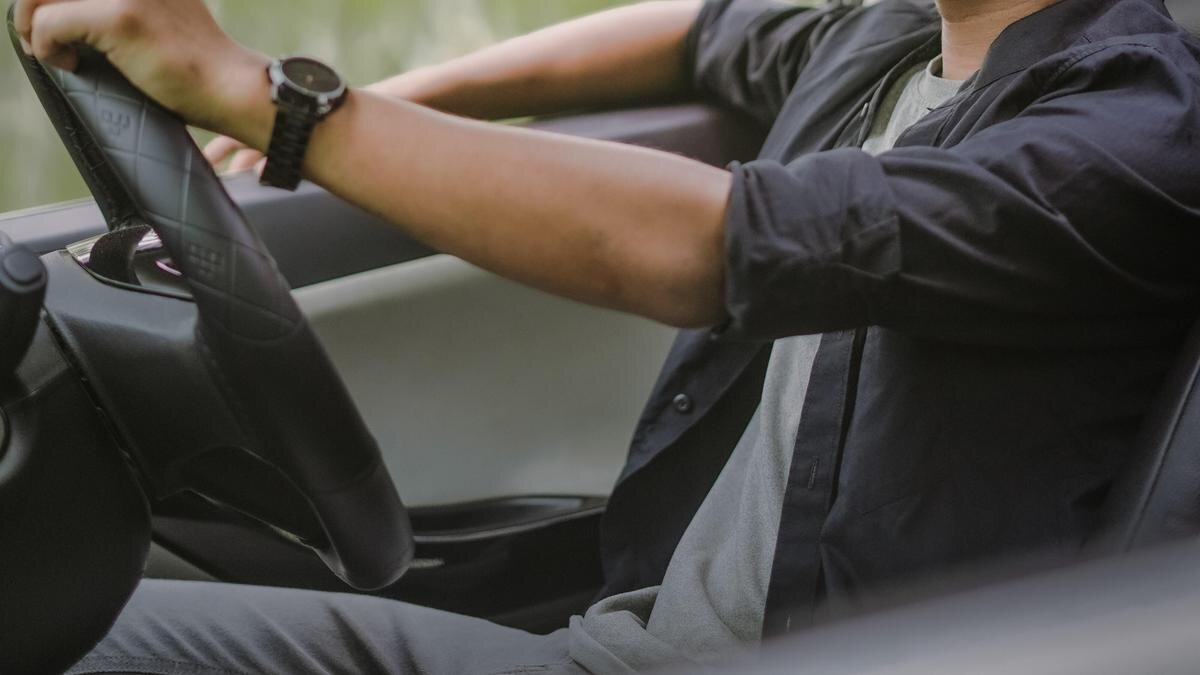    Водитель за рулем автомобиля:pexels.com