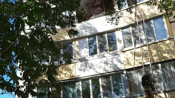     Сильный пожар разразился в многоэтажном жилом доме во Владивостоке. Пламенем охвачен один этаж, на место приехали пожарные и реанимация.