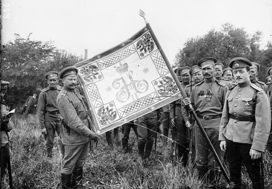 Бойцы и офицеры корпуса со знаменем 