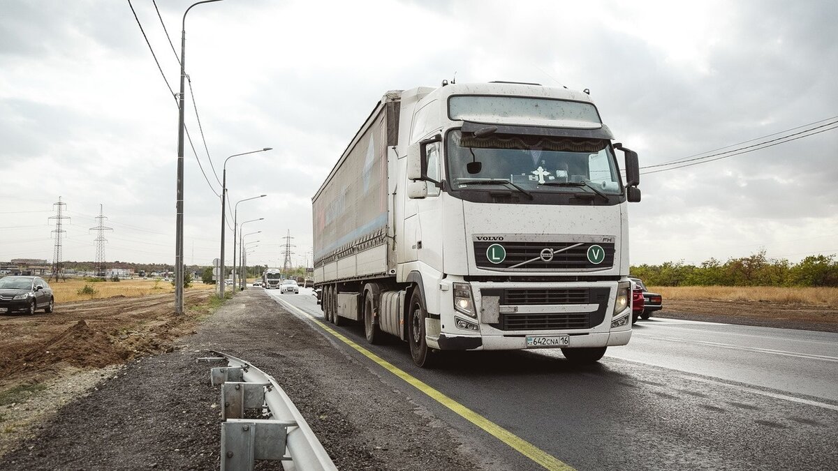     Водителей грузовых автомобилей призвали добираться до Крыма через Таганрог, сообщает Минтранс республики.