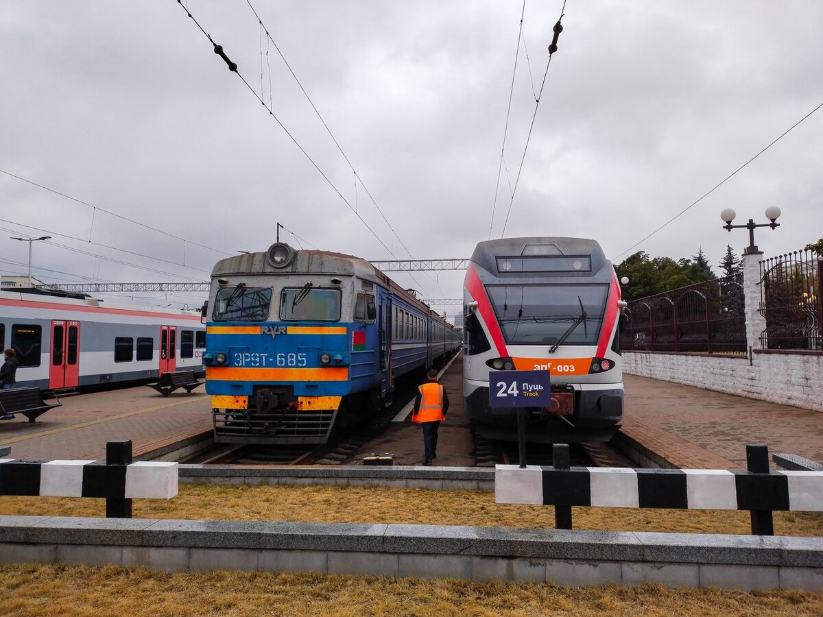 Электропоезда ЭР9Т-683 и ЭПГ-003, ст. Минск-Пасс