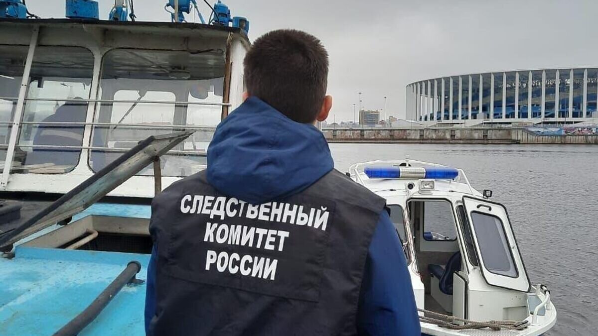    Сотрудник СК РФ выясняет обстоятельства посадки на мель речного судна Промерный-11© Фото : Центральное МСУ на транспорте СК России