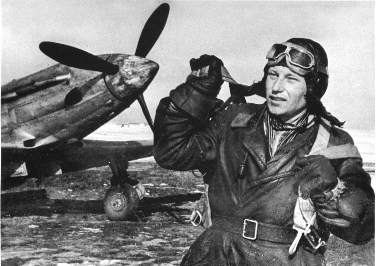 Летчик-истребитель Александр Покрышкин на фоне самолета МиГ-3, 1942 год / Фотограф Марк Редькин / waralbum.ru 
