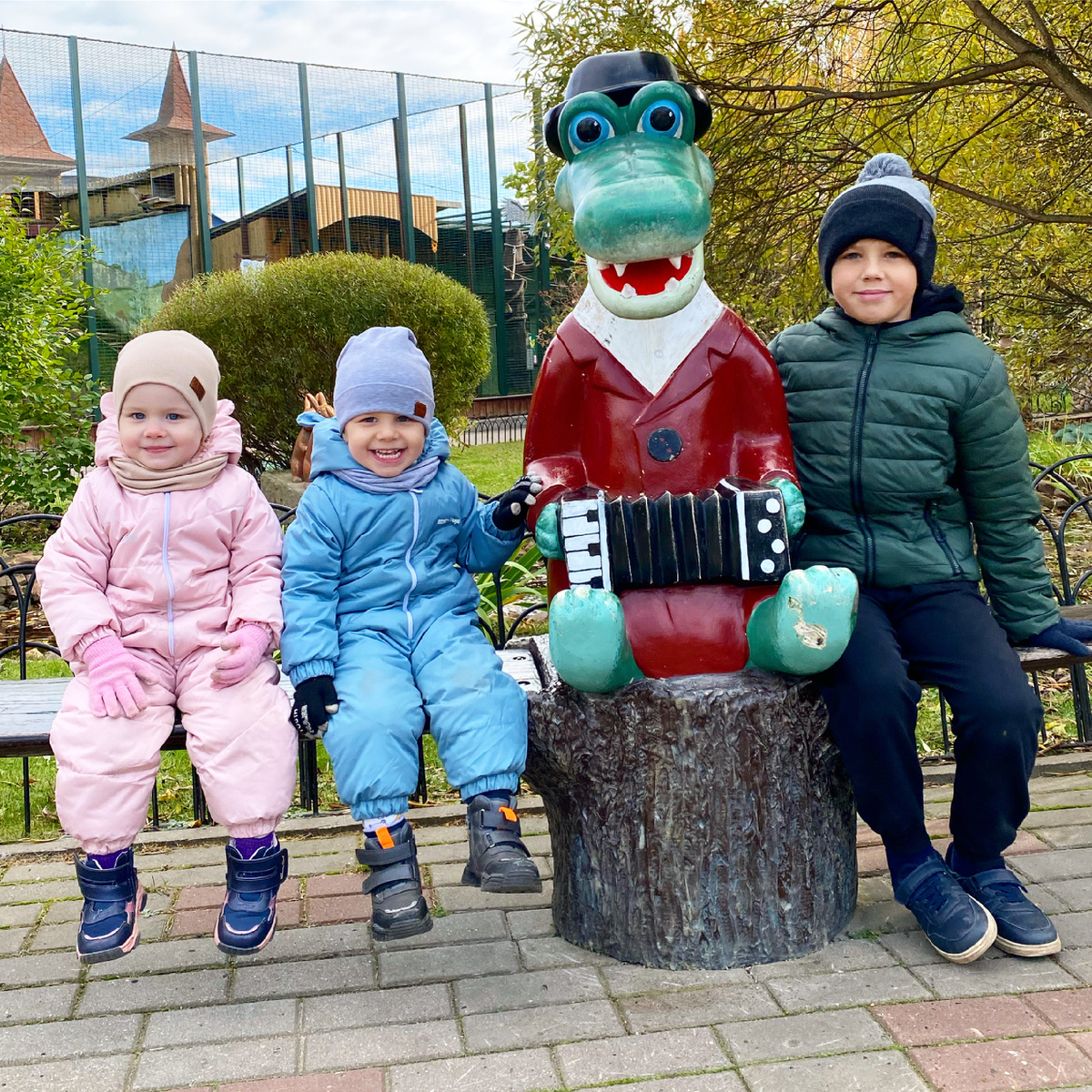 Знаменитый крокодил Гена никого не оставит без фото 