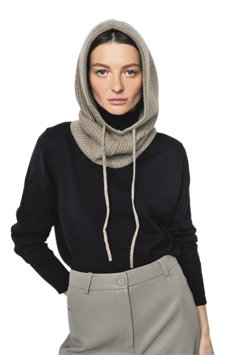     Вот за этот капор из коллекции АБ в онлайн-магазине просят 11 000 рублей. Фото: © ALLA PUGACHOVA