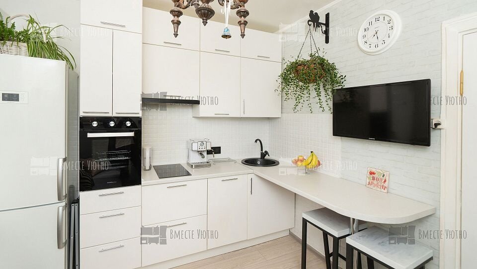 Шкаф-пенал идеален для встроенной техники. Установить микроволновую печь и духовку в шкаф-пенал будет отличной идеей: так вам не придется наклоняться, чтобы достать горячее блюдо.