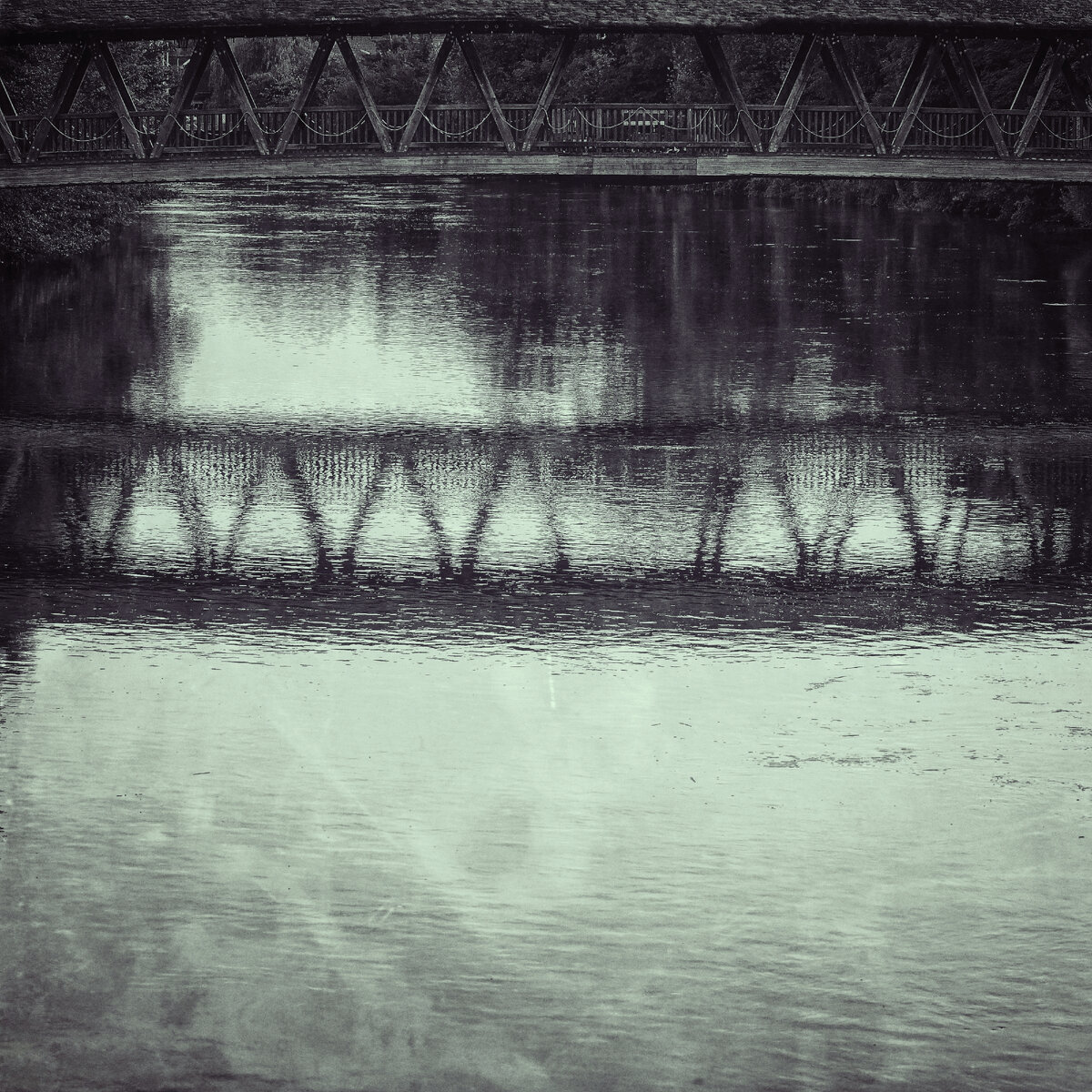 Источник: <a href="https://ru.freepik.com/free-photo/grayscale-shot-of-the-reflection-of-a-wooden-bridge-in-the-water-and-the-snowy-shore-in-winter_29506061.htm#page=2&query=%D0%BC%D0%BE%D1%81%D1%82%20%D0%B2%D0%B5%D1%87%D0%B5%D1%80&position=25&from_view=search&track=sph">Изображение от wirestock</a> на Freepik