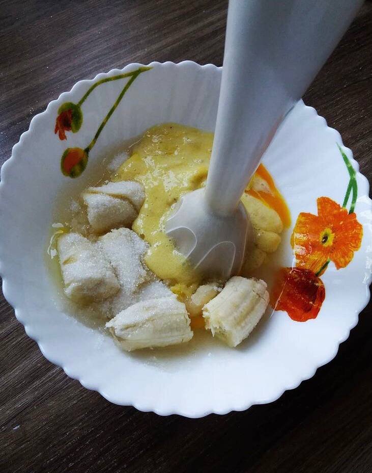 Приготовление: ♡Яйца, бананы и сахар взбиваем блендером (думаю, можно и миксером) в воздушную массу. 