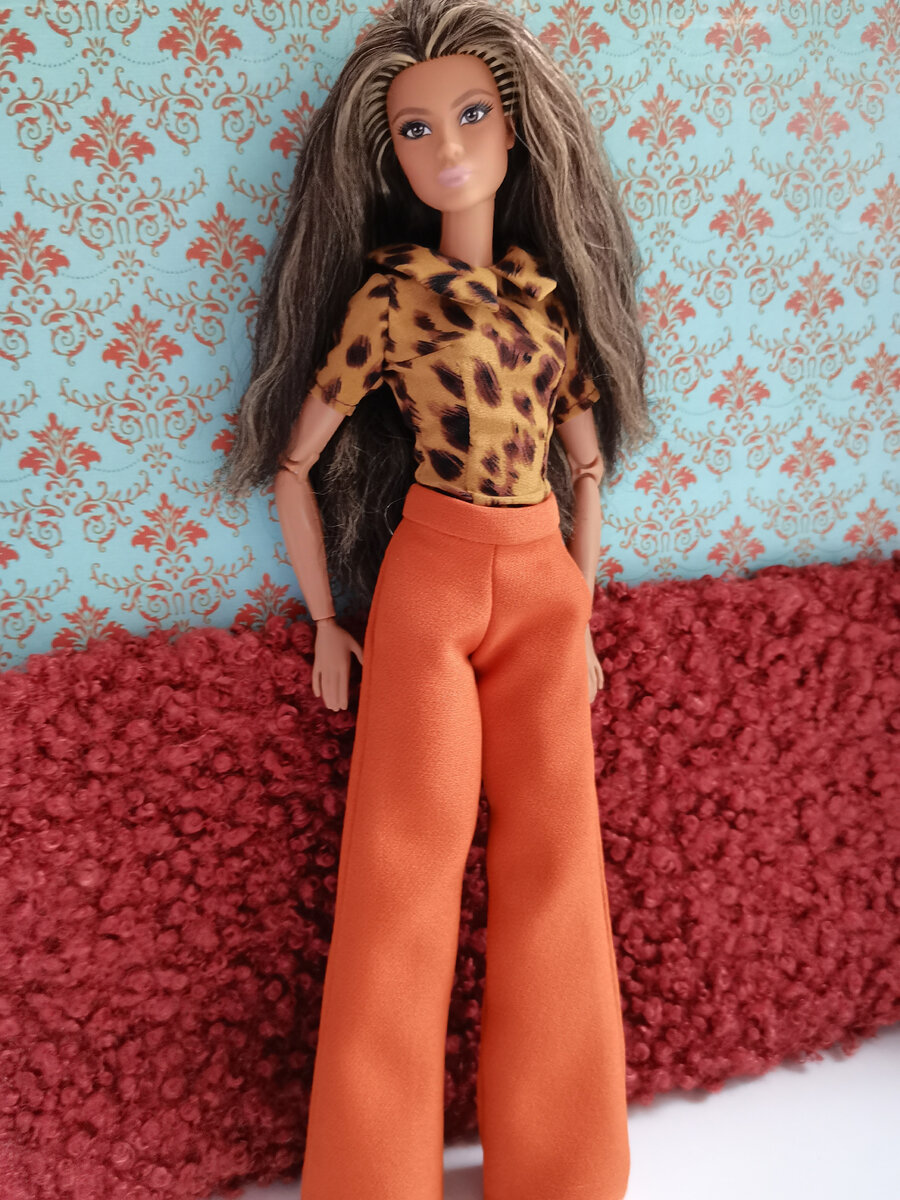 Брюки и блузка с воротником. 