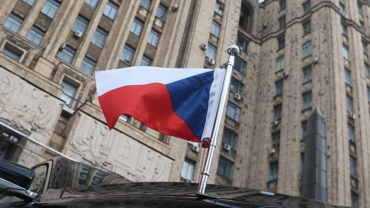    Автомобиль посла Чехии в РФ Витезслав Пивонька возле здания МИД РФ в Москве© РИА Новости / Виталий Белоусов
