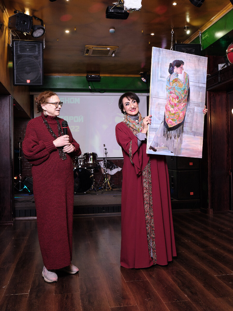 Я с благодарностью и восторгом принимаю картину художника Светланы Максимовны Колесник, созданную под впечатлением от моего танца «Романс». На концерте «С бубном и гитарой» в ирландском пабе O’Connell’s на Покровке. 16 октября 2022 г.