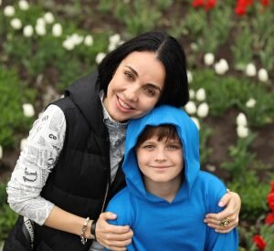    Психолог Юлия Хадарцева с сыном. Инга Ланская