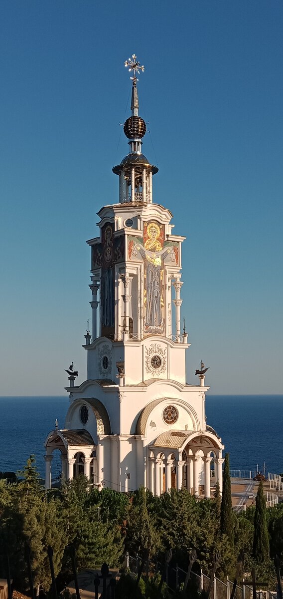 Церковь святого Николая – это уникальный мемориальный комплекс памяти погибших в море.Храм расположен таким образом, что его хорошо видно с дороги, а за его стенами открывается вид на море.