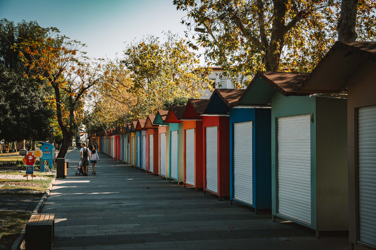 Продолжение пешеходной улицы в виде туристическо-соблазнительских палаток
