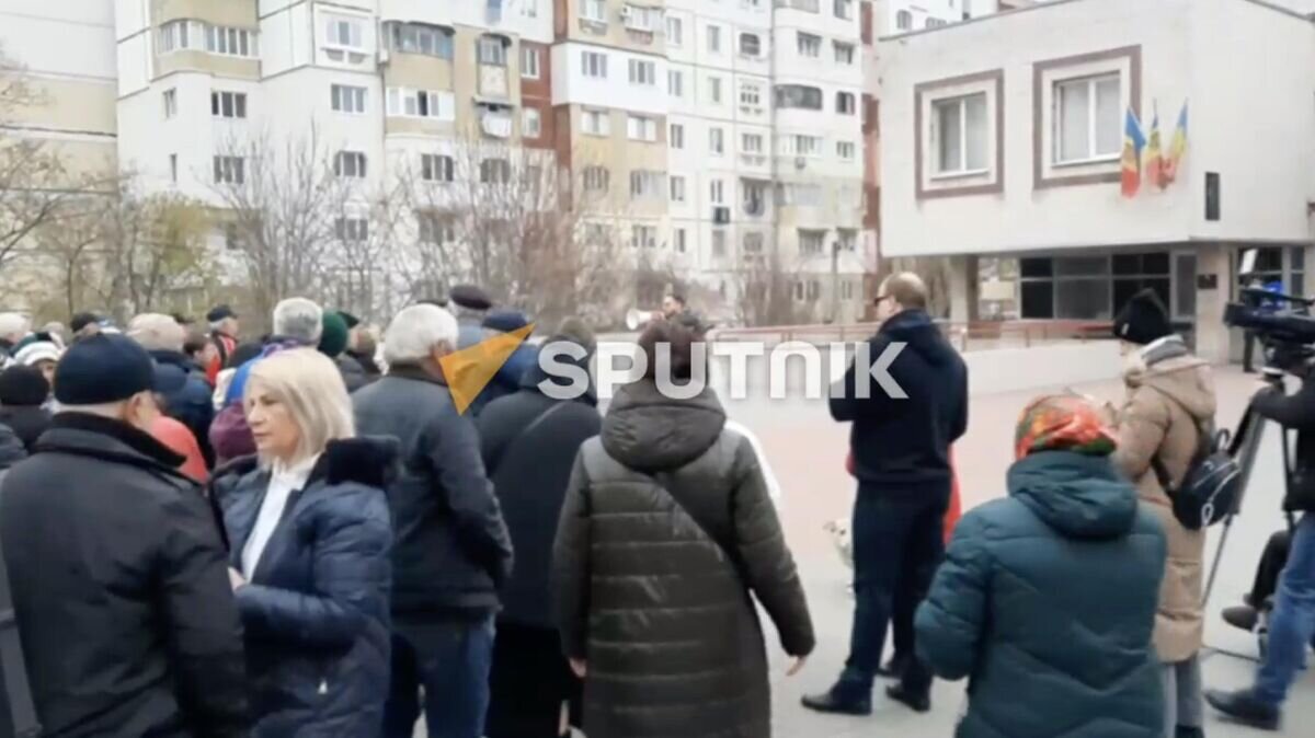    Сторонники партии "Шор" протестуют у суда. Кадр видео© Sputnik
